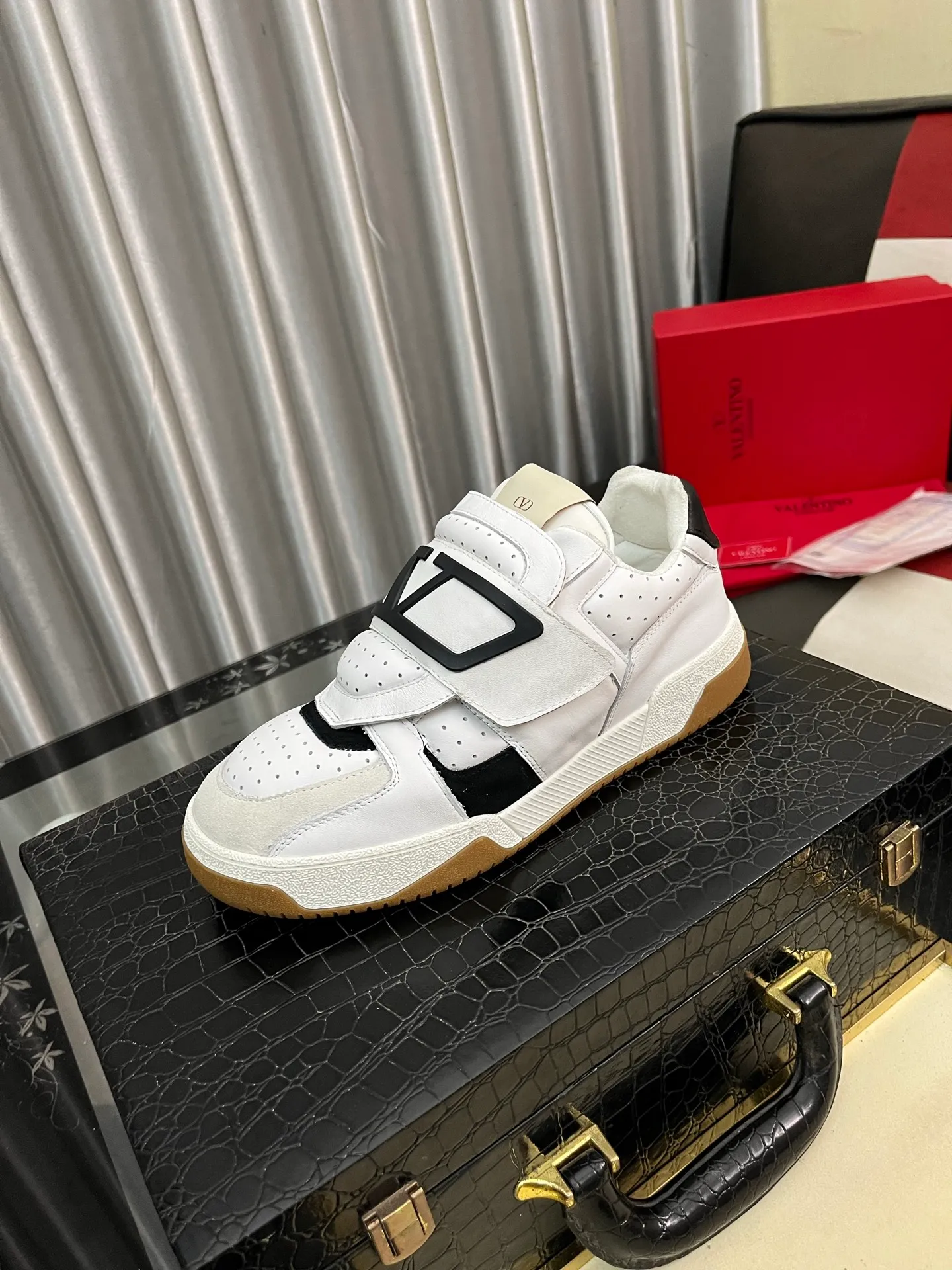 Men's shoes 💰540⌚️⌚️ VALENTINO Valentino's 2025 SS spring and summer new hot casual sports shoes, imported elastic cloth upper ➕The heel is Warren's exclusive rivet shape. The whole is very representative, the combination outsole is really easy to wear and very comfortable on the foot~, classic, comfortable and versatile! Size: 38-443️⃣Colors available